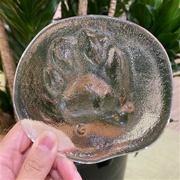 足形ガラスレリーフ　アムールトラベイビー